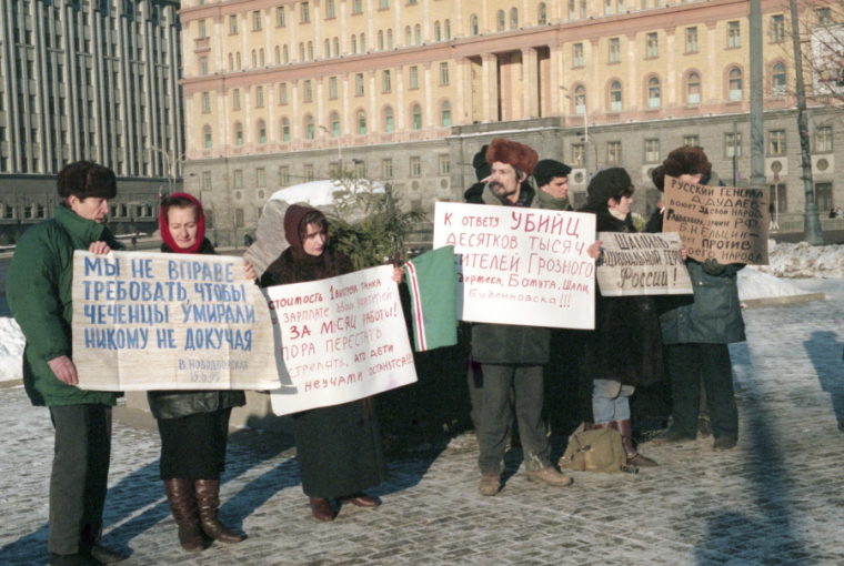 14 января 1996 года. Пикет против войны в Чечне у Соловецкого камня. Фото: Чохонелидзе Ираклий/Фотохроника ТАСС.